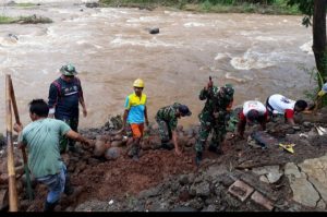 Kerja Bakti, TNI Bersama Warga Membuat Pondasi