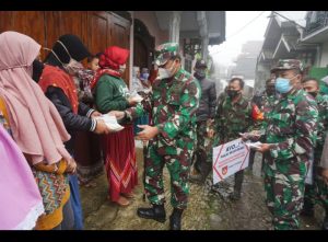 Dimasa Pandemi, Sambangi Masyarakat Pegunungan Dandim Batang Bagikan Sembako Dan Masker