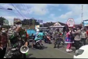 Perketat Prokes, Menarik Costom Boneka Babinsa Limpung, Jadikan Sarana Penegakan PPKM