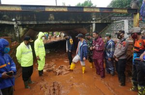 Sinergitas TNI-Polri Bersama Bupati Tinjau Lokasi Banjir Di Celong