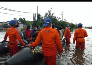 Tingginya Curah Hujan, Bersama Petugas Gabungan, Personil Ditpolairud Polda Jateng Evakuasi Korban Banjir