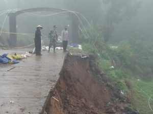 Curah Hujan Tinggi Selama Dua Hari, Tebing Bibir Jalan Timbun Rumah Warga Gerlang