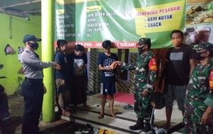 TNI- Polri Terus Edukasi Warga Terapkan Prokes