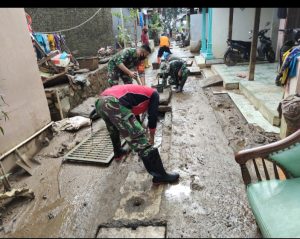 Inisiatif Pasca Banjir, Koramil Batang Kota Bersama Warga Kerja Bakti Bersihkan Saluran Pembuangan Air Klidang Lor