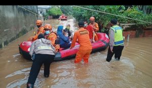 Wujud Negara Hadir, Personel TNI-Polri Dikerahkan Bantu Korban Banjir