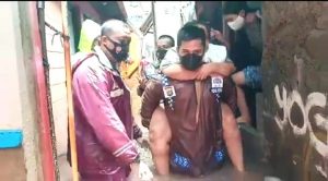 Kisah Heroik Kapolsek Evakuasi Korban Banjir, Digendong Hingga Didorong Gerobak
