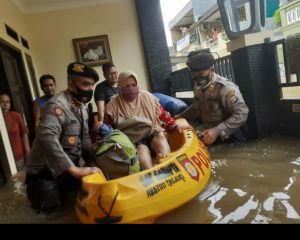 Personel TNI-POLRI Dikerahkan Untuk Membantu Korban Yang Kebanjiran