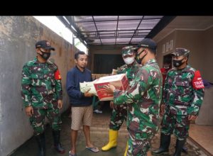 Peduli, Dandy Batang Sambangi Dan Berikan Bantuan Kepada Warga Terdampak Banjir Desa Kalipucang Wetan