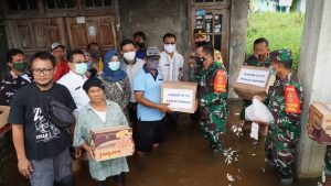 Dandim Bersama Forkopimda Kota Pekalongan Bagikan Sembako untuk Pengungsi