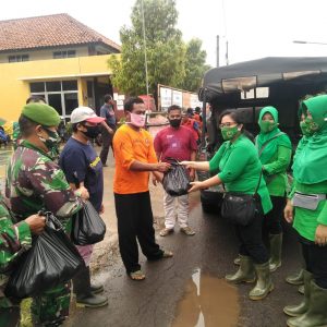 Persit Kodim Pekalongan Bakti Sosial Berikan Ratusan Nasi Bungkus Kepada Warga Terdampak Banjir