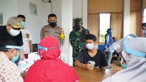 Dandim Pekalongan Bersama Forkopimda Pantau Penerapan Prokes di Exit Tol Setono dan Pasar Tradisional