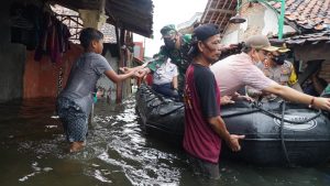 Dandim Pekalongan Bersama Forkopimda Tinjau Banjir dan  Bagikan Logistik Kepada Warga Terdampak