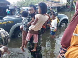 Babinsa Kodim Pekalongan Bantu Evakuasi Warga di Tengah Banjir