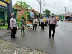 Pendisiplinan Prokes, Koramil Bojong dan Polsek Gelar Operasi Yustisi