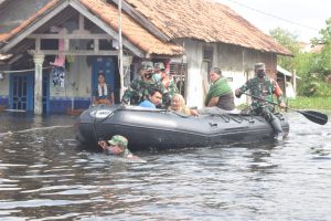 Bagikan Bansos, Dandim Pekalongan Juga Pimpin Evakuasi Lansia di Tengah Kepungan Banjir