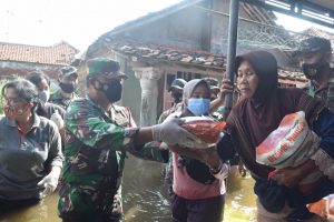 Lagi , Kodim Pekalongan  Berikan Bansos Kepada Warga Terdampak Banjir