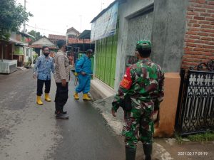 Cegah Covid-19, Babinsa Pekalongan Selatan Bersama Petugas Gabungan Lakukan Penyemprotan Desinfektan