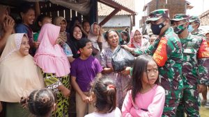 Lagi..!!! Dandim Pekalongan Bersama Forkopimda Bagikan Logistik Kepada Warga Terdampak Banjir