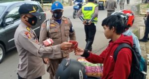Mengantisipasi Covid-19, Bagikan Masker Saat Ops Yustisi