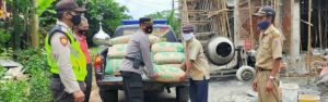 Peduli Pembangunan Masjid, Kapolsek Wonotunggal Beri Bantuan Puluhan Sak Semen