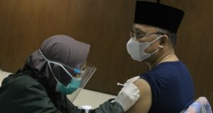 Ketua Umum PPWI Wilson Lalengke Jalani Vaksinasi Tahap Pertama Di Gedung DPD RI