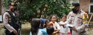 Tekan Covid-19, Petugas Di Batang Tingkatkan Ops Yustisi Dan Bagi Masker