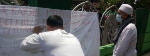 Jumat Berkah, Aksi Tanda Tangan Warga Tuntut Pemda Tutup Lokalisasi Di Boyongsari