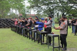 Tingkatkan Kemampuan Menembak, Polisi Polres Pekalongan Kota Sangat Antusias Berlatih.