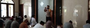 Sholat Jum’at Bhabinkamtibmas Sosialisasi Pentingnya Prokes Dan  Larangan Mudik