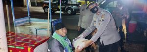 Polres Batang Bagikan Puluhan Nasi Untuk Sahur Di Bandar