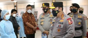 Jenderal Listyo Sigit Tinjau Vaksinasi Massal Di Manado