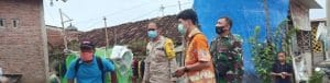 Bhabinkamtibmas Polsek Pekalongan Barat Bersama Satgas Covid-19 Semprot Disinfektan Di Pemukiman Warga