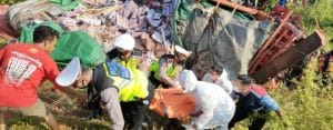 Diduga Mengantuk, Sopir Truk Bermuatan Keramik Hantam Truk Yang Tengah Berhenti Darurat Mengganti Roda