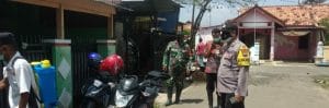 Polisi-TNI Dampingi Bidan Desa Tracking Contact Covid-19 Dan Penyemprotan Disenfektan