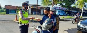 Ops Keselamatan, Sat Lantas Polres Pekalongan Bagikan Masker Kepada Masyarakat