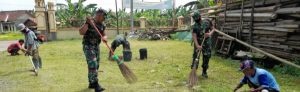 Menjaga Keindahan , Koramil Warungasem Bersama Warga, Kerja Bakti Bersihkan Halaman Masjid Tholabudin