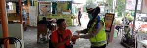 Satlantas Polrestabes Semarang Bagi Masker Dan Bagi Takjil Ke Pengguna Jalan