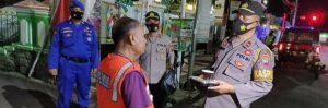 Selama Ramadhan, Polres Batang Patroli Keliling Bagikan Makan Sahur Ke Warga