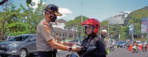 Serdik Sespimmen Polri Dikreg Ke -61 Bagikan Masker Kepada Pengguna Jalan
