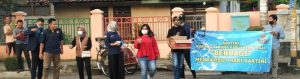 Hari Kartini,Tim DeAr Dan Kartini Katar Bagi -Bagi Takjil