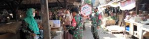 Babinsa Koramil Tulis Laksanakan Ops Yustisi Pasar Tradisional Cegah Cluster Penularan Covid-19