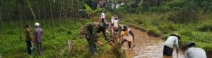 Mendukung Kebutuhan Air Bagi  Petani,  Babinsa Bersama  Warga Bersihkan Saluran Irigasi
