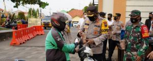 Polres Batang Dan Kodim Bagikan Ratusan Takjil Dan Masker