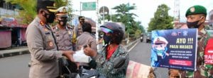 Bulan Penuh Berkah, Kapolres Pekalongan Bagikan Ratusan Takjil Dan Masker
