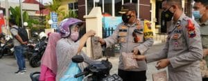 Polres Batang Bersama Kodim 0736 Bagikan Ratusan Takjil Dan Masker Untuk Pengendara