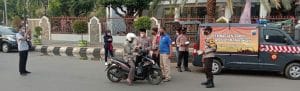 Polsek Pekalongan Utara Dan Sat Narkoba Bagikan Takjil Dan Masker