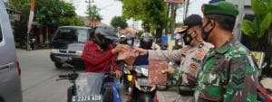 Semangat Kebersamaan, TNI Polri Bagi Takjil Dan Masker Gratis Ke Pengendara