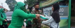 Jumat Berkah, Persit KCK Cabang XXIV Kodim Batang Berbagi Paket Beras Beserta Masker Kepada Masyarakat Kurang Mampu