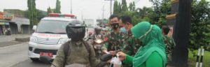 Ketua Serta Pengurus Persit Kartika Chandra Kirana Cabang XXIV Kodim Batang Bagi Takjil Dan Masker