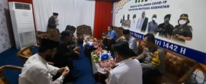 Pantau Pos Pam Ops Ketupat Candi 2021, Kapolres Pekalongan Kota Bersama Forkopimda Dan Habib Lutfi Beri Bingkisan Kepada Personil Jaga